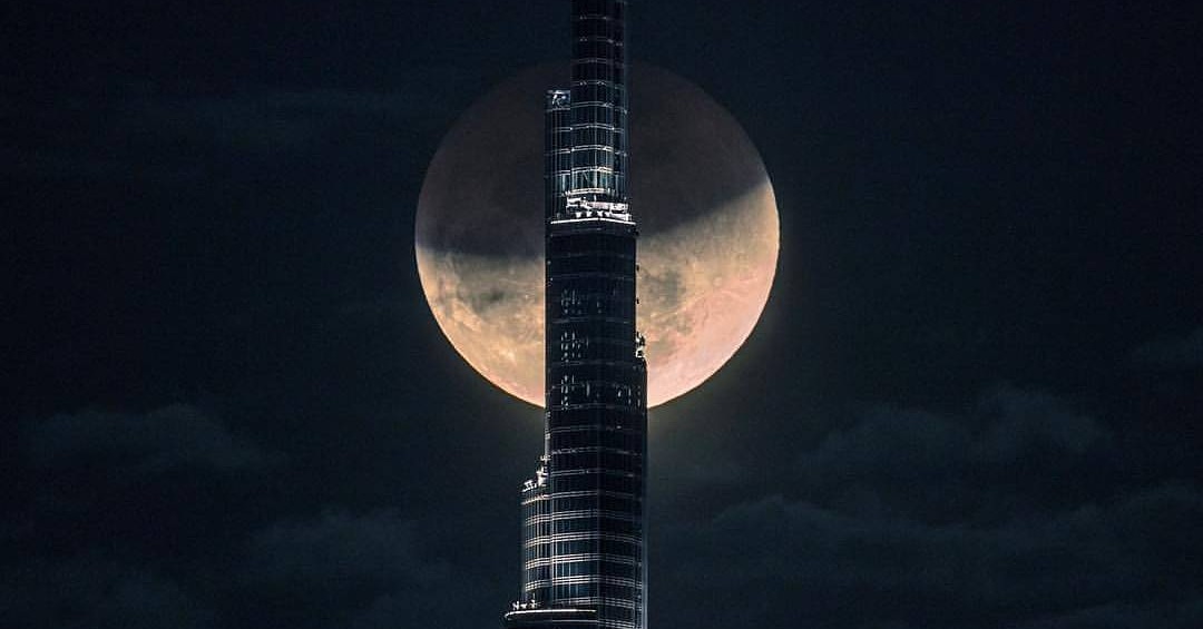 Sheikh Hamdan Captures 'Super Blood Moon' in True Dubai Style | insydo